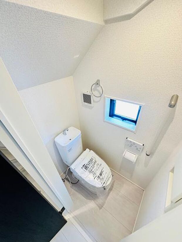 2号棟 自然光の差し込む明るいトイレです。