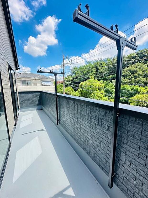 2号棟 バルコニーはさえぎるものがなく洗濯物もよく乾きそうです。