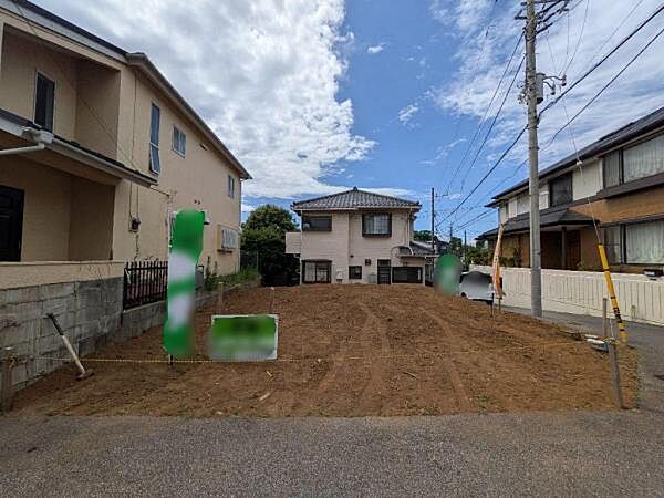 8/7撮影 静かな住宅街のエリアながら、角地のため開放的です。