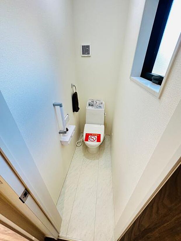 トイレの様子です。手すりがついており、立ち座りの補助をしてくれます。