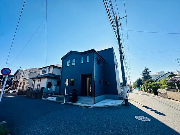 前面道路は広々とした角地で開放感もあります。