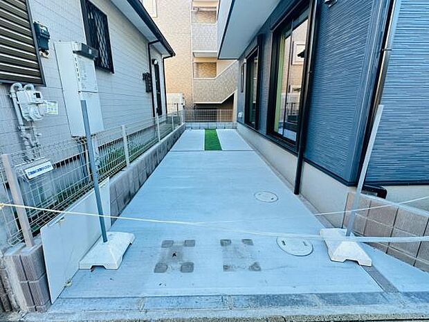 駐車スペースは左右にしっかり幅もあり、駐車しやすくなっています。