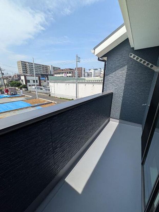 1号棟 バルコニーは遮るものも無く、日当たり良好です。