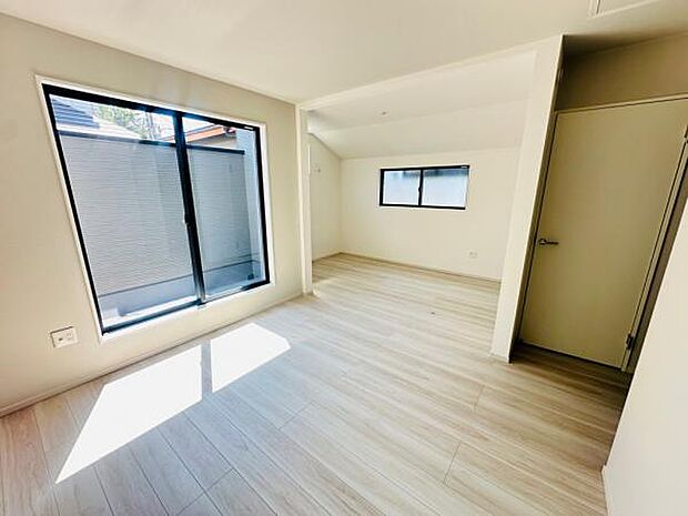 2号棟 バルコニーに出入りが可能な主寝室。WICも部屋内で使うことができ、すっきり空間が叶います。