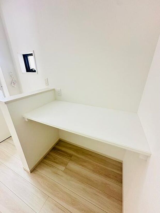 2号棟 洗面室に配置されたカウンター。アイロンがけや洗濯物をたたむ場所としても活躍してくれます。