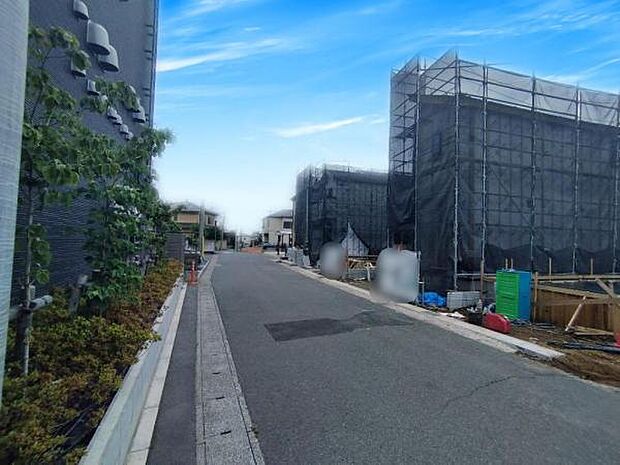 前面道路は6.2~6.5mと広々。車のすれ違いも容易な広さです。