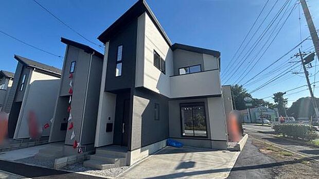 1号棟 ついに完成いたしました。歩道に面した開放的な立地です。