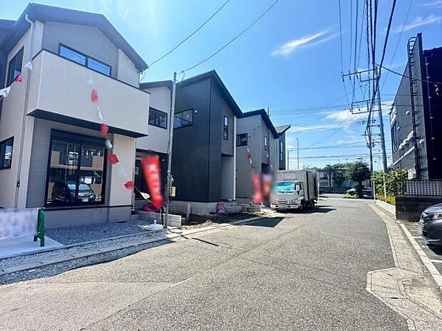 前面道路は6.2~6.5mと広々。車のすれ違いも容易な広さです。