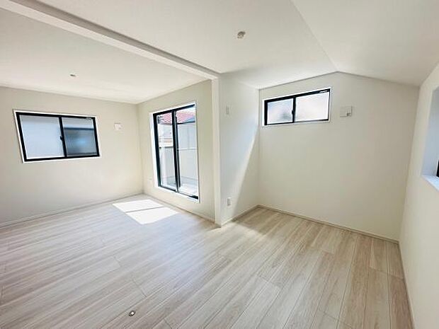 2号棟 将来的に部屋を間仕切りして使うことができる洋室です。広々12帖以上の空間です。