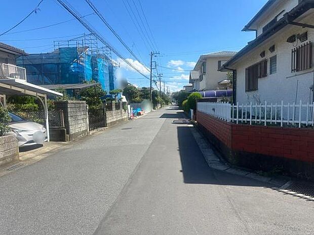 5.9m道路で見通しも良く、住むには安全な環境です。