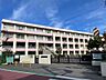 周辺：船橋市立夏見台小学校 まで徒歩7分 船取線へ通じる夏見小室線という大通りより一本住宅街へ入った場所にある小学校。人目の多い団地を抜ける安心の通学路。 