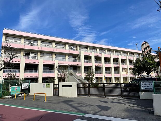 船橋市立夏見台小学校 まで徒歩7分 船取線へ通じる夏見小室線という大通りより一本住宅街へ入った場所にある小学校。人目の多い団地を抜ける安心の通学路。