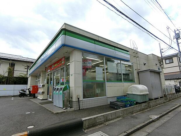 ファミリーマート 船橋夏見台店 まで徒歩2分 住宅街にある駐車場約4台、入口前が広々なコンビニ。