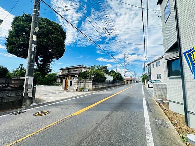 前面道路は6.5m。広々とした幅員で駐車もしやすく安心です。