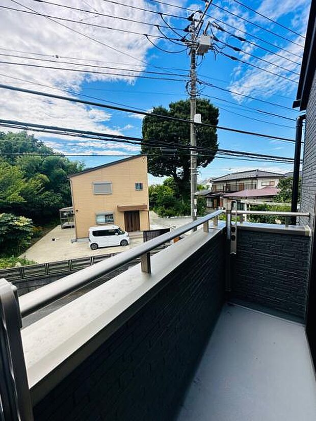 道路に面したバルコニーは日当たり良好。お洗濯ものも良く乾きます。
