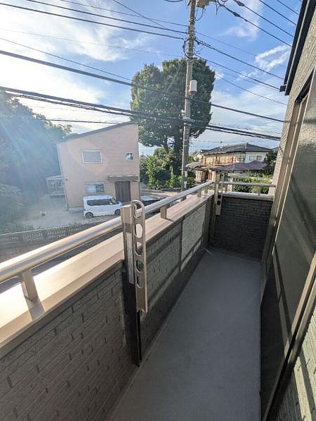 道路に面したバルコニーは日当たり良好。お洗濯ものも良く乾きます。