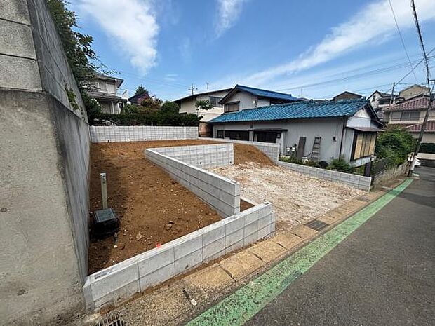 7/31撮影 ゆとりのある敷地ですね。隣地との目線も合わず、落ち着いて過ごせそうです。