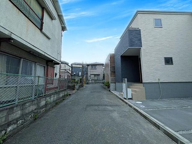 前面道路は4.44m。閑静な住宅街にあり、交通量も少なく安心です。