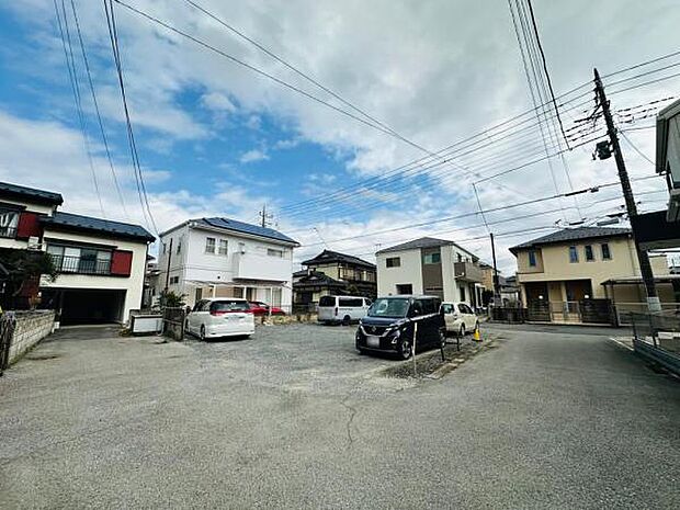 居住者しか通らない私道にも面しています。落ち着いていて、駐車場の位置によっては落ち着いて駐車もできそうです。