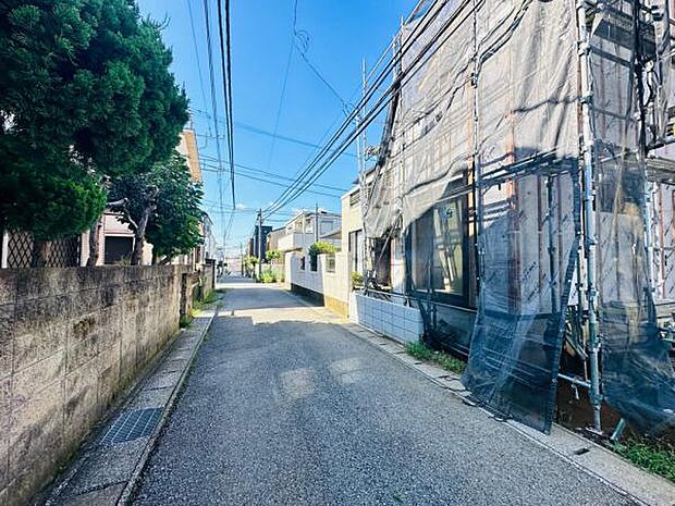 前面道路は4.0m。閑静な住宅地あり交通量も少なく安心です。