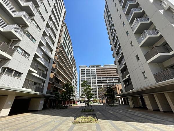 総戸数全1453戸、敷地内充実の共有設備や施設、コミュニティのあるマンション。専用バス停もあります。