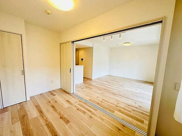 リビングに併設された5.0帖の洋室です。客間や勉強部屋、趣味部屋などにもぴったりです。