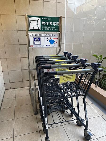重い荷物を持って9階・・も解決な参番館エントランスにある大型カート。これはありがたい共有設備。