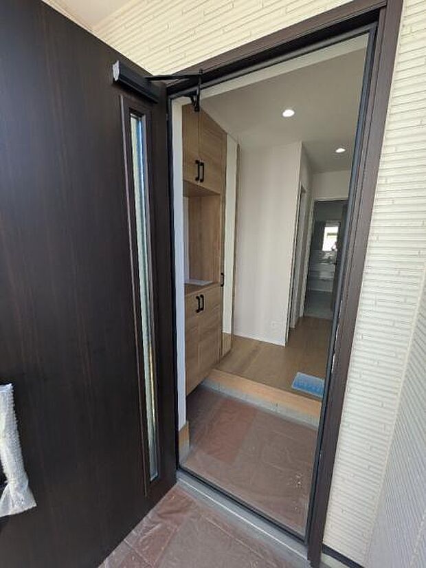 玄関スペースは十分な広さがあり、複数人の帰宅でも混雑しません。