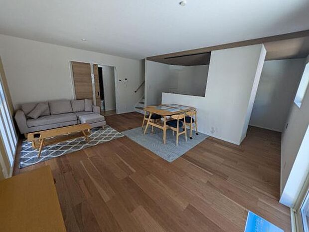 モデル家具を置いてみました。広々とした19.8帖のリビングです。