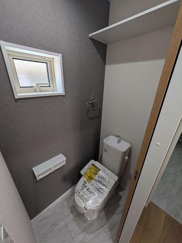 アクセントクロスでお洒落な印象のトイレです。もちろんウォシュレット機能付きです。