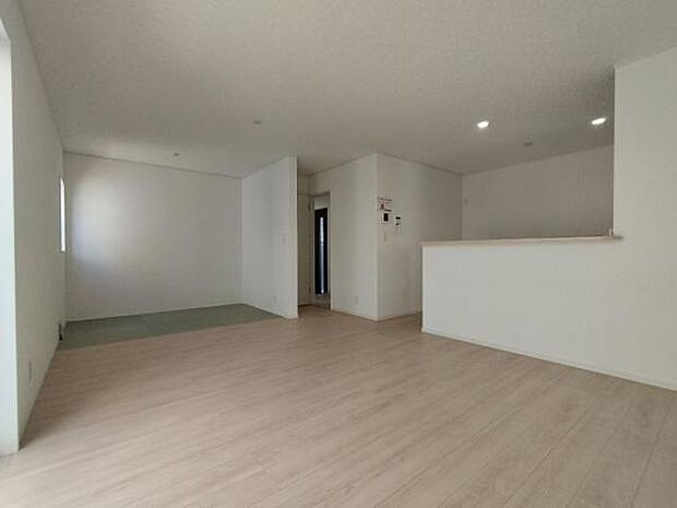 15.5帖の広々としたリビングです。畳コーナーも合わせると18帖以上となります。
