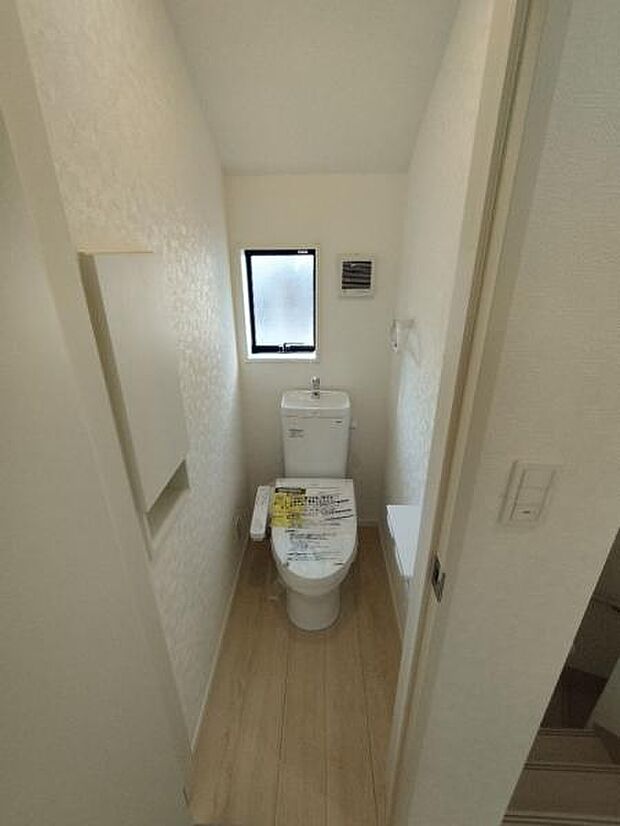 壁面収納搭載のトイレです。もちろんウォシュレット機能付きです。