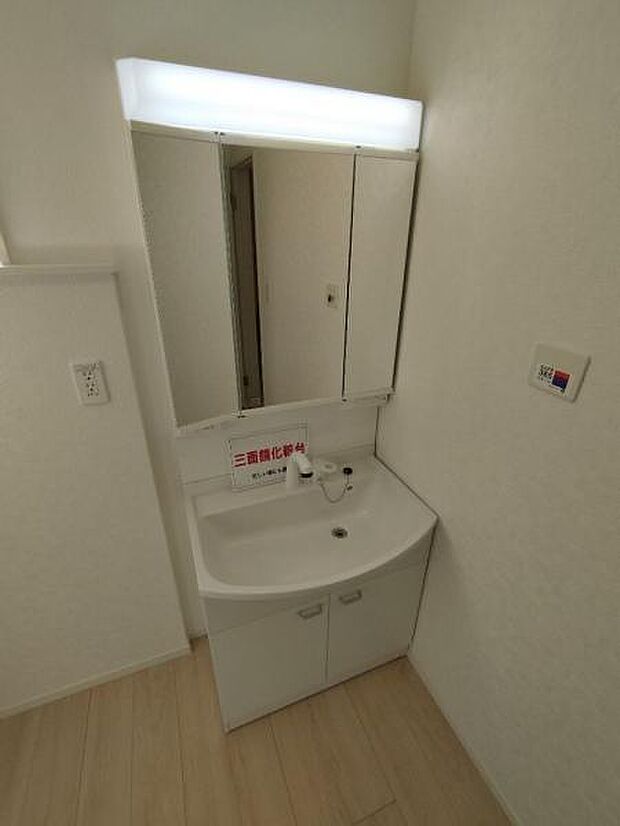 人気の三面鏡タイプの洗面台です。鏡の裏にも棚があるので収納豊富です。