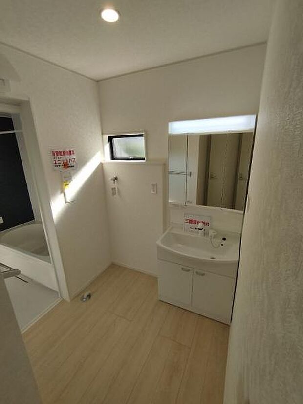 洗濯機置き場確保された脱衣所です。朝の身支度も混雑しません。
