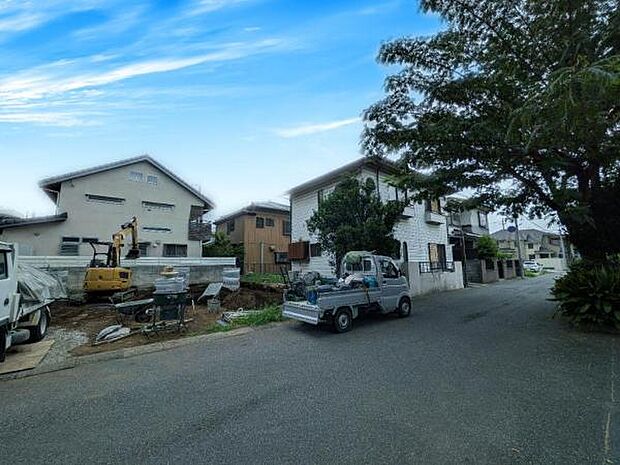前面道路は広々としており、緑も豊富な過ごしやすい住環境です。