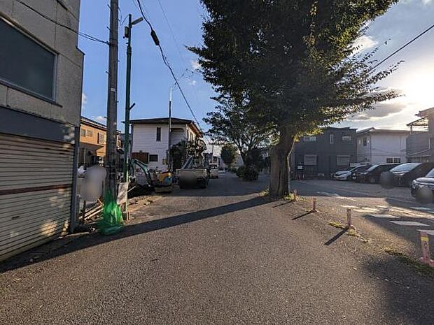 前面道路は広々としており、緑も豊富な過ごしやすい住環境です。