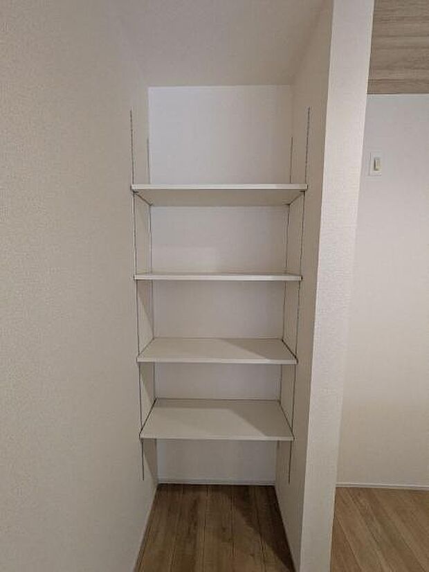 2号棟 可動棚4段を採用。ゴミ置き場にしたり、ストックスペースにしたり使い方はご家族次第。