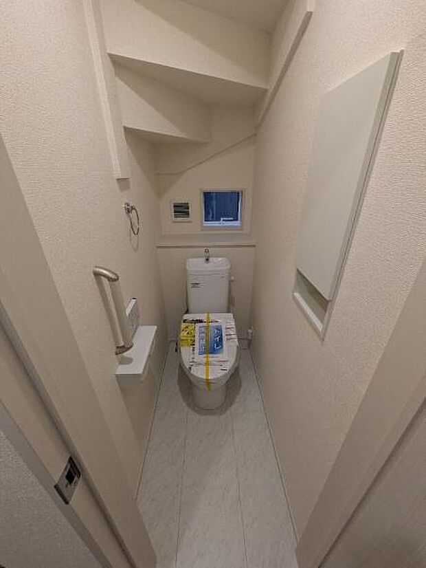 2号棟 階段下でも圧迫感なく収納までもついたトイレ。