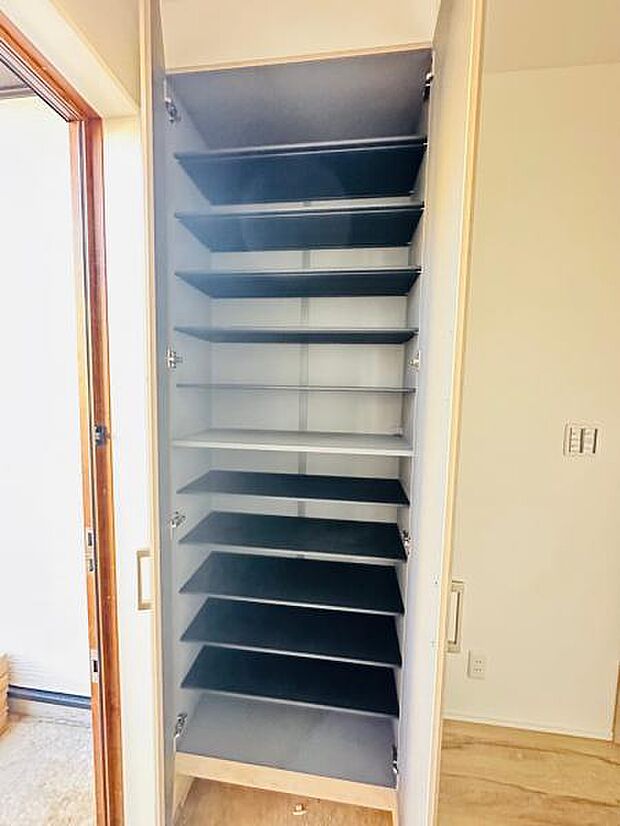 (1号棟) 縦型のシューズボックスは容量豊富。姿見もついております。