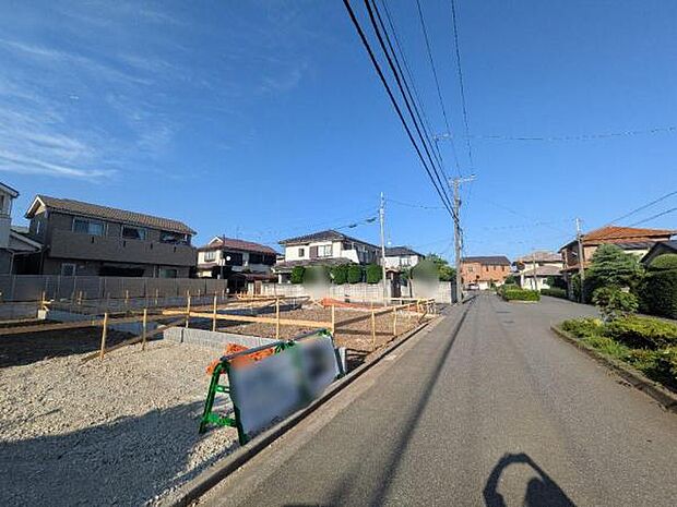 前面道路は広々9.9m。閑静な住宅地にあり、静かな環境です。