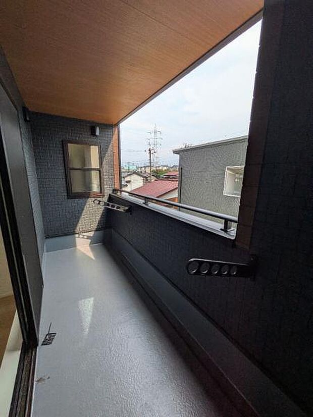 たっぷりワイドなバルコニー。屋根付きで急な雨も安心。