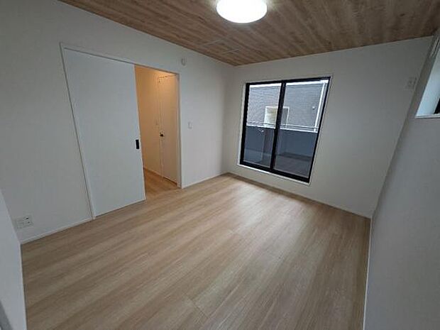 夫婦の寝室としても十分な広さのある、6.5帖の洋室です。