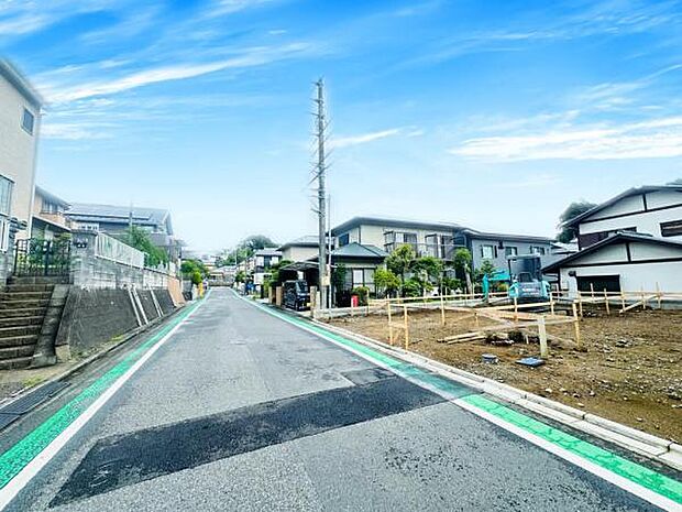 前面道路は6.0m。車のすれ違いも容易な広さで安心です。
