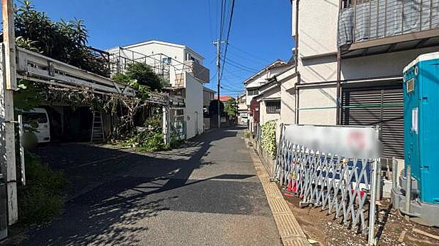 前面道路は落ち着いている道路です。通りは通りから入った道路で、交通量は少なそうです。