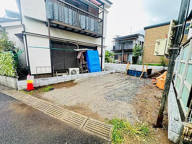 道路から入る部分の敷地がこちらです。お車も停められます。 