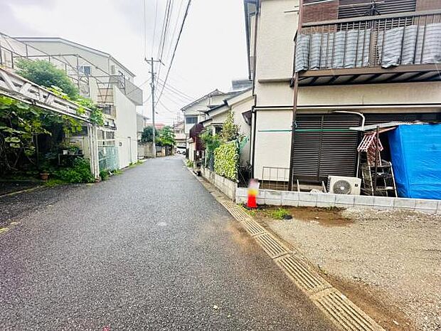 前面道路は落ち着いている道路です。通りは通りから入った道路で、交通量は少なそうです。