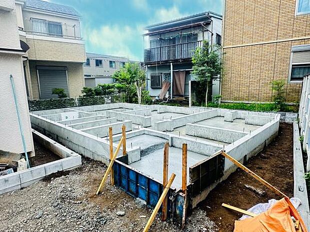 8/27撮影 基礎が出来てきています。好立地ながらゆとりのある間取りが魅力です。
