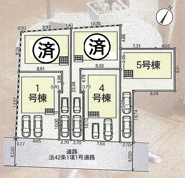 前面道路は6ｍ。カースペースは車種により2台駐車可能です。