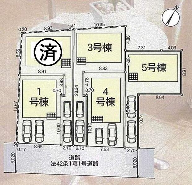 前面道路は6m。カースペースは車種により2台駐車可能です。