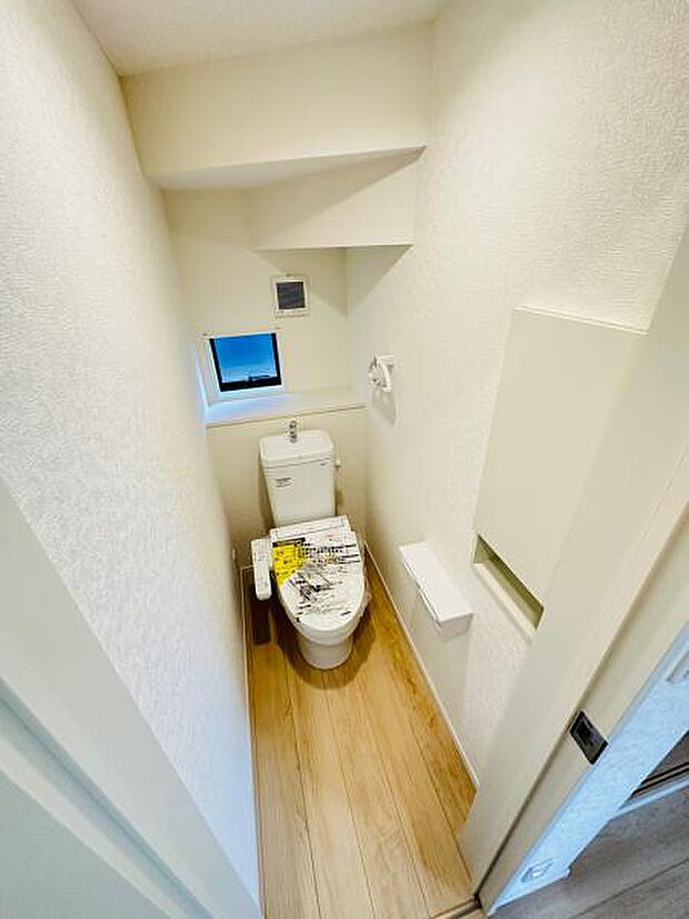 5号棟 階段下を有効的に使った明るいお手洗いです。